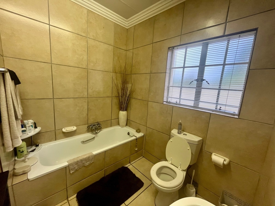 3 Bedroom Property for Sale in Flamwood North West